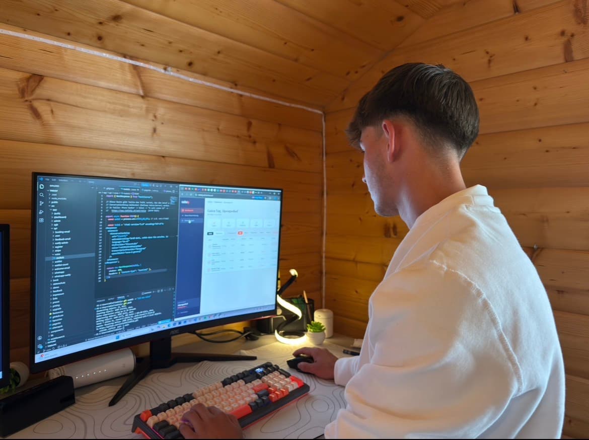 Schreibtisch von Michael Kleinlercher: links der Code-Editor, rechts das Butlery-Dashboard im Browser